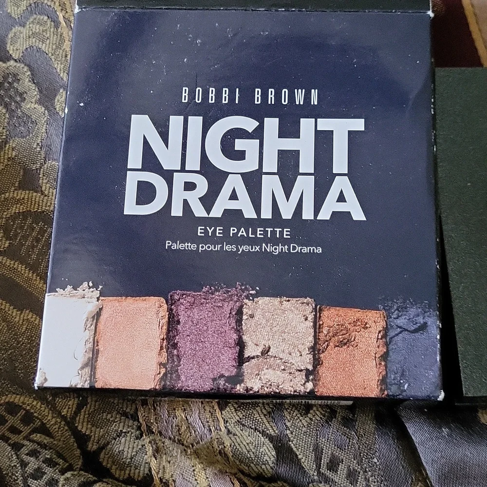 Bobbie brown hp  duo  boxed new eyeshadow brush comes with this new Palette